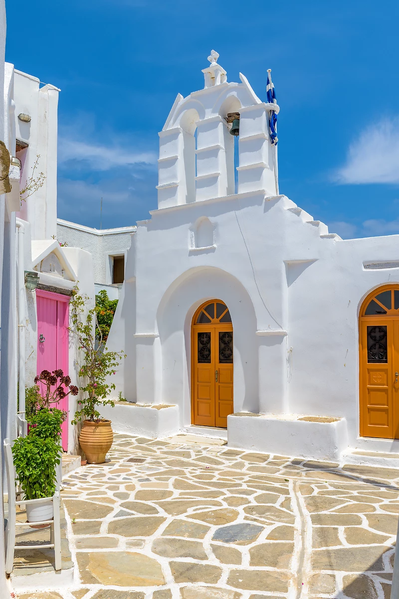 Ruelle typique des Cyclades avec une église catholique, Marpissa, Paros, Cyclades, Grèce