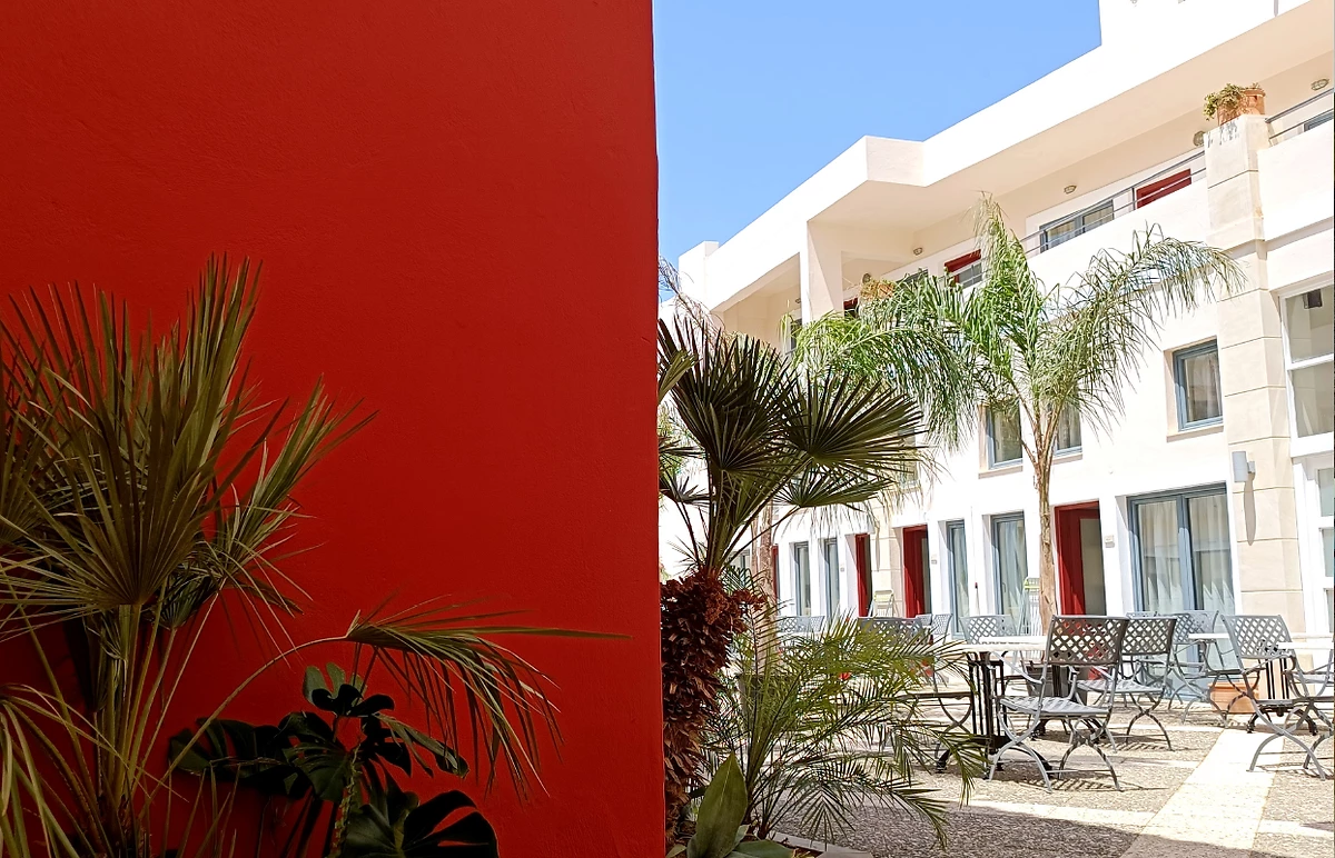Tables à manger en terrasse, Grecotel Plaza Beach House, Crète, Grèce