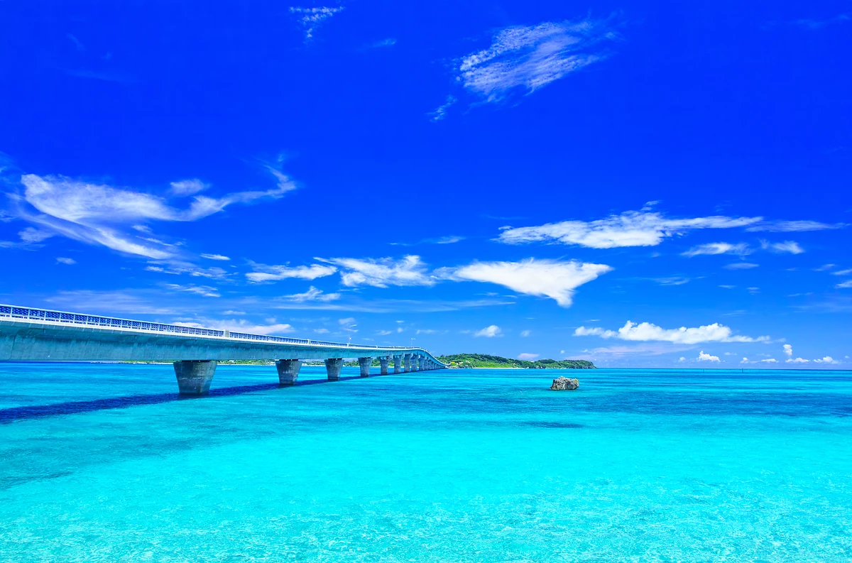 Pont qui rejoint Miyakojima , Japon