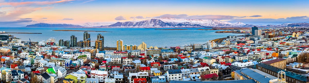 Panorama aérien du centre-ville de Reykjavik au coucher du soleil avec des maisons colorées
