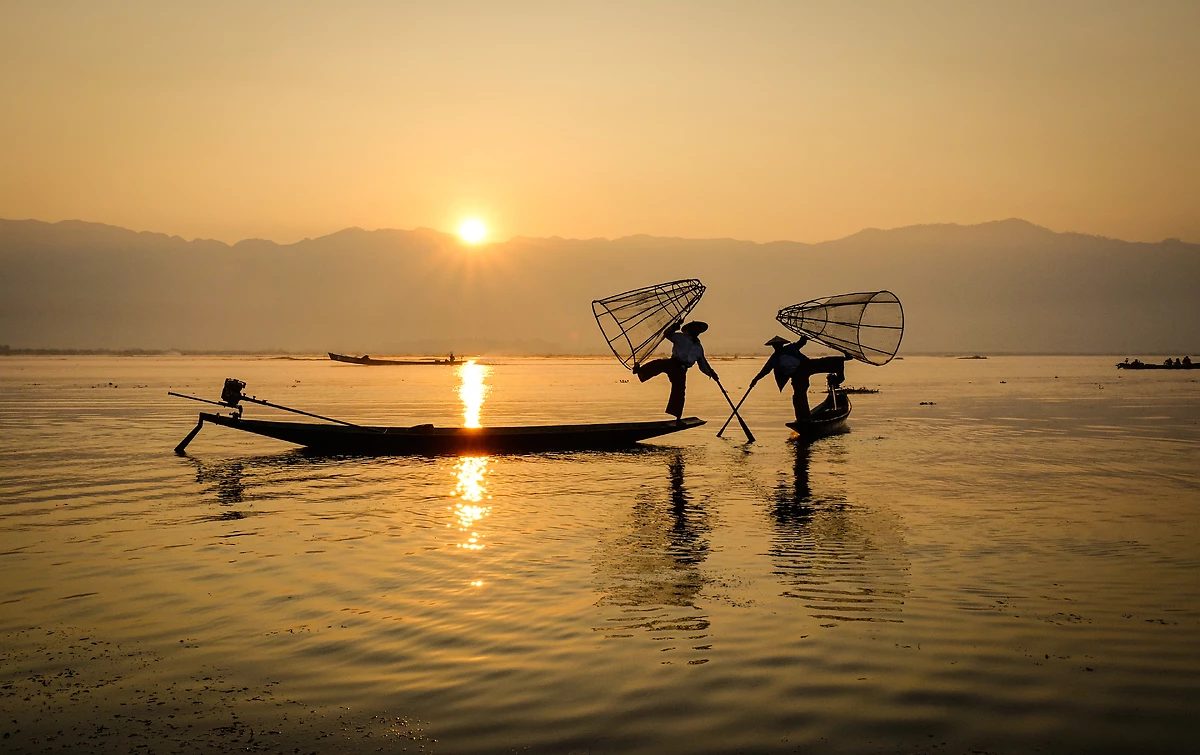 Technique de pêche par deux pêcheurs, Lac Inle, Shan, Myanmar