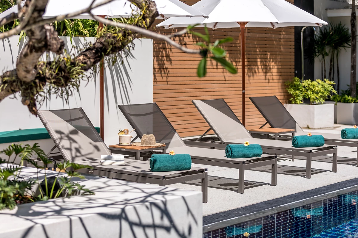 Transats en bord de piscine, Outrigger Surin Beach Resort, Thaïlande