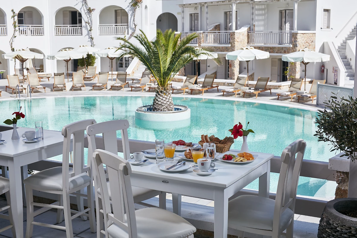 Petit-déjeuner au bord de la piscine de l'hôtel, hôtel Aegean Plaza