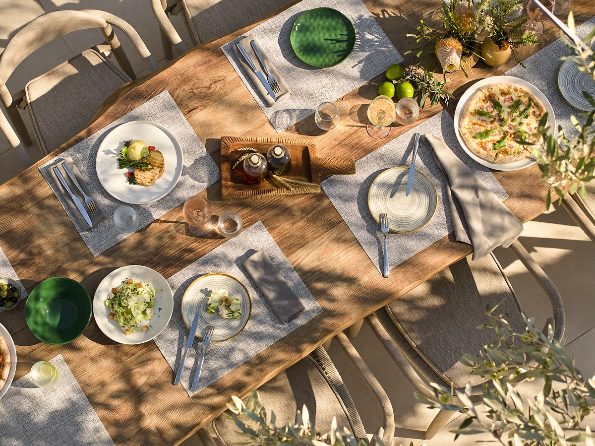 Repas servis au Pool Bar, hôtel Ikos Porto Petro