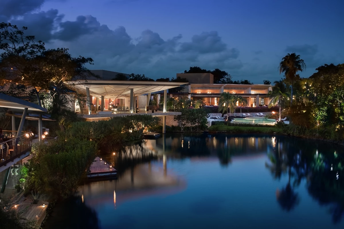 Vue extérieure de l'hôtel de nuit, Rosewood Mayakoba