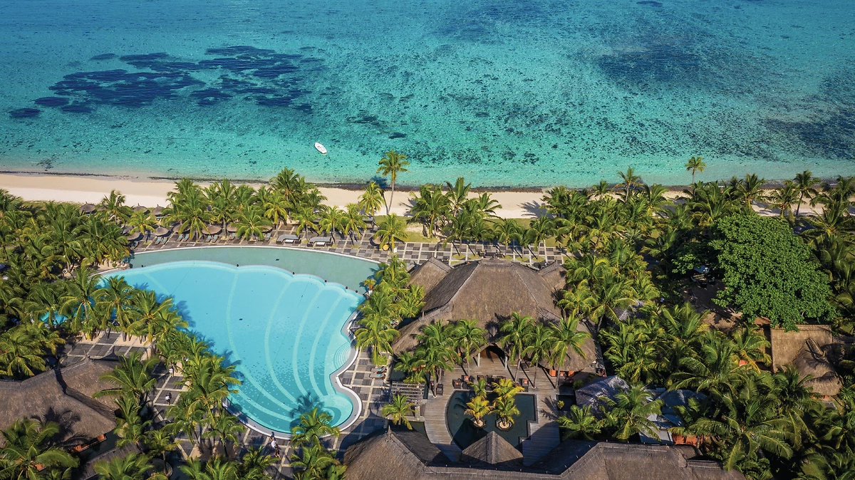 Vue aérienne de la piscine principale, Dinarobin Beachcomber Golf Resort & Spa, Île Maurice