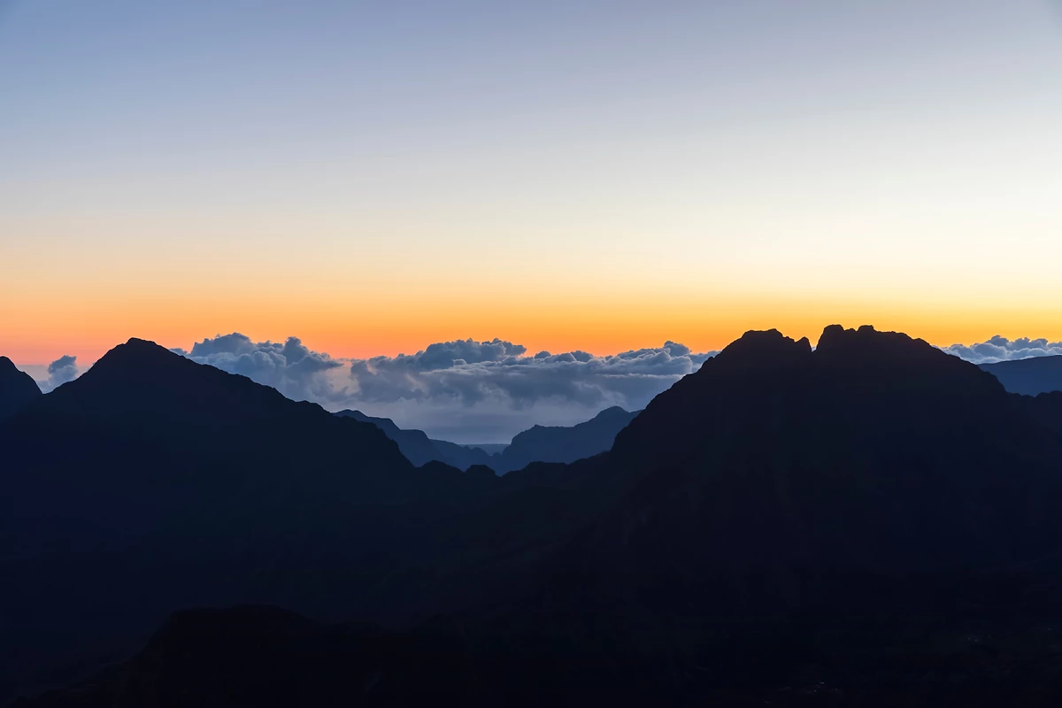 Vue sur le Piton des Neige depuis le sommet du Gros Morne à l'aube, La Réunion