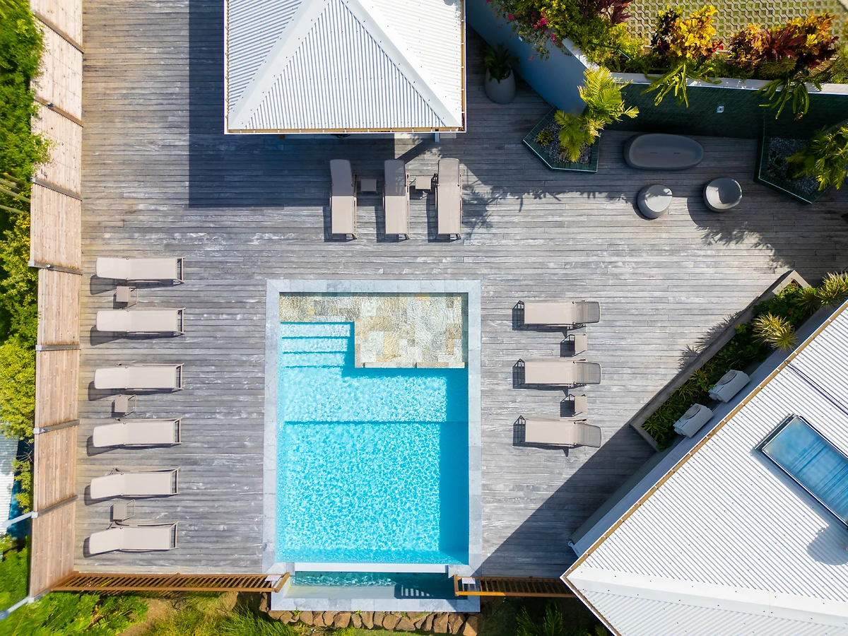 Vue aérienne de la piscine de l'hôtel, Cap Cabaret Kréol'lodge