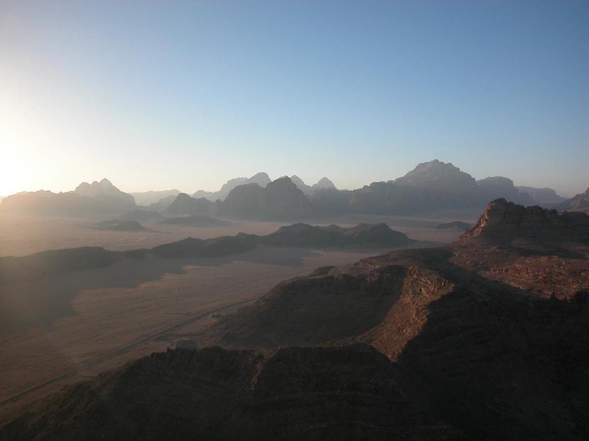 Vue d'une montgolfière dans le désert de Wadi Rum