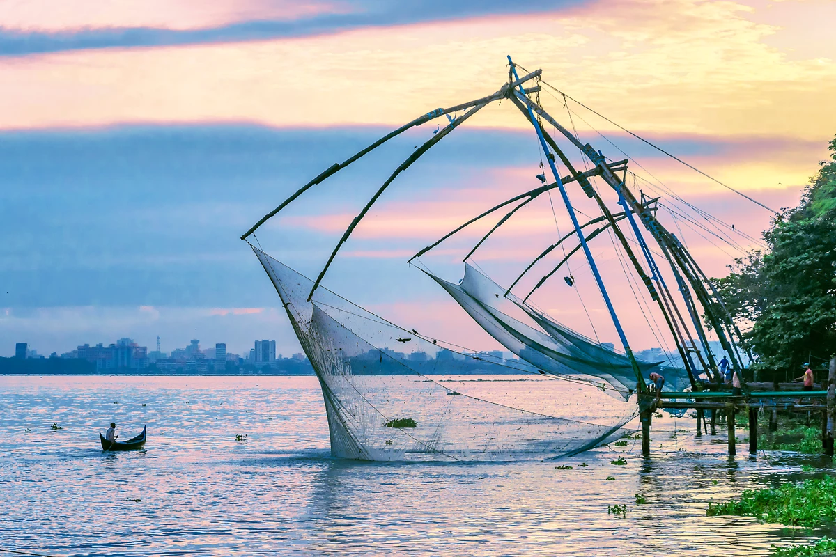 Filets de pêche au lever du soleil sur la plage de Fort Cochin, Cochin (Kochi), Kerala, Inde