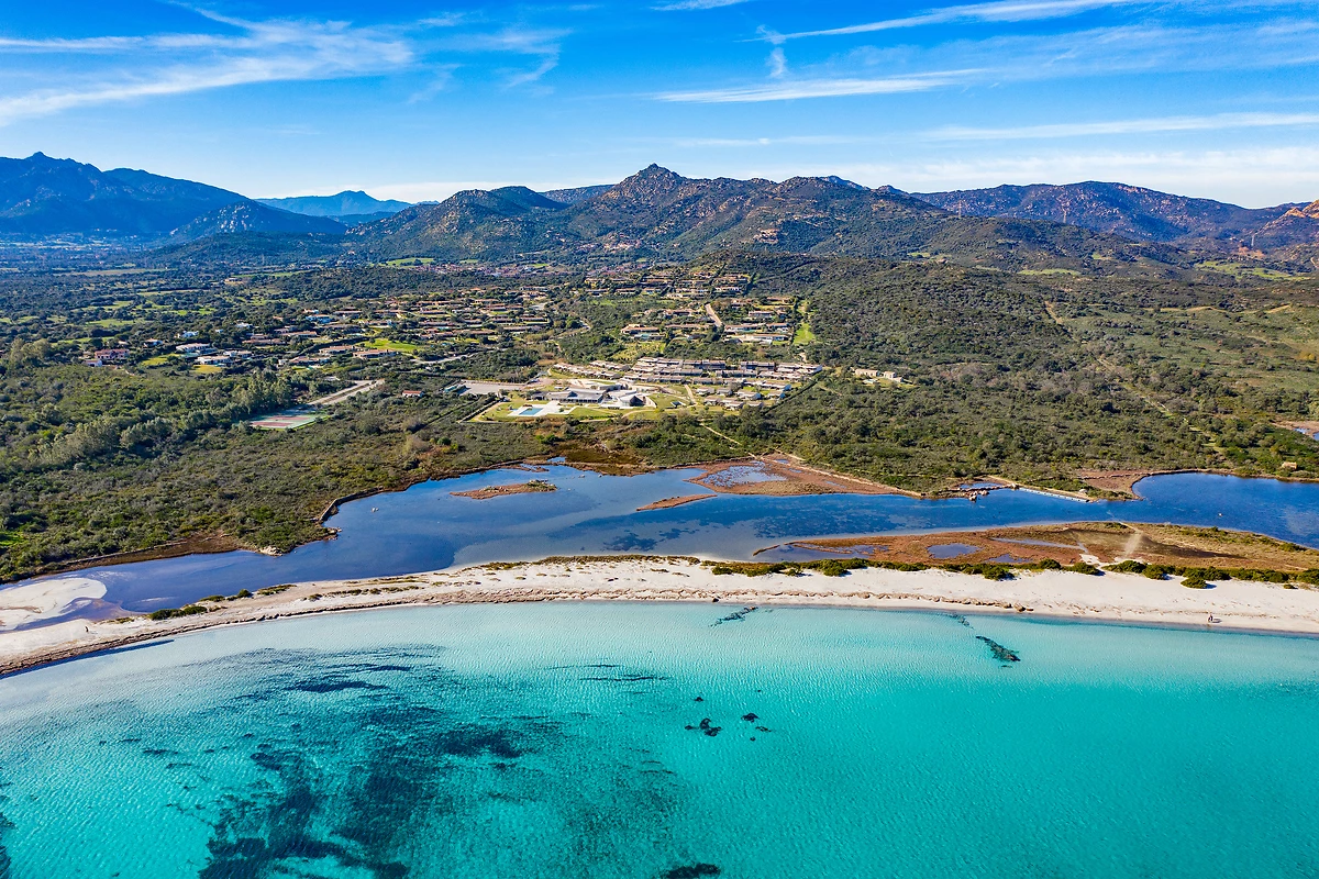 Vue aérienne sur l'hôtel et les alentours, Baglioni Resort Sardinia