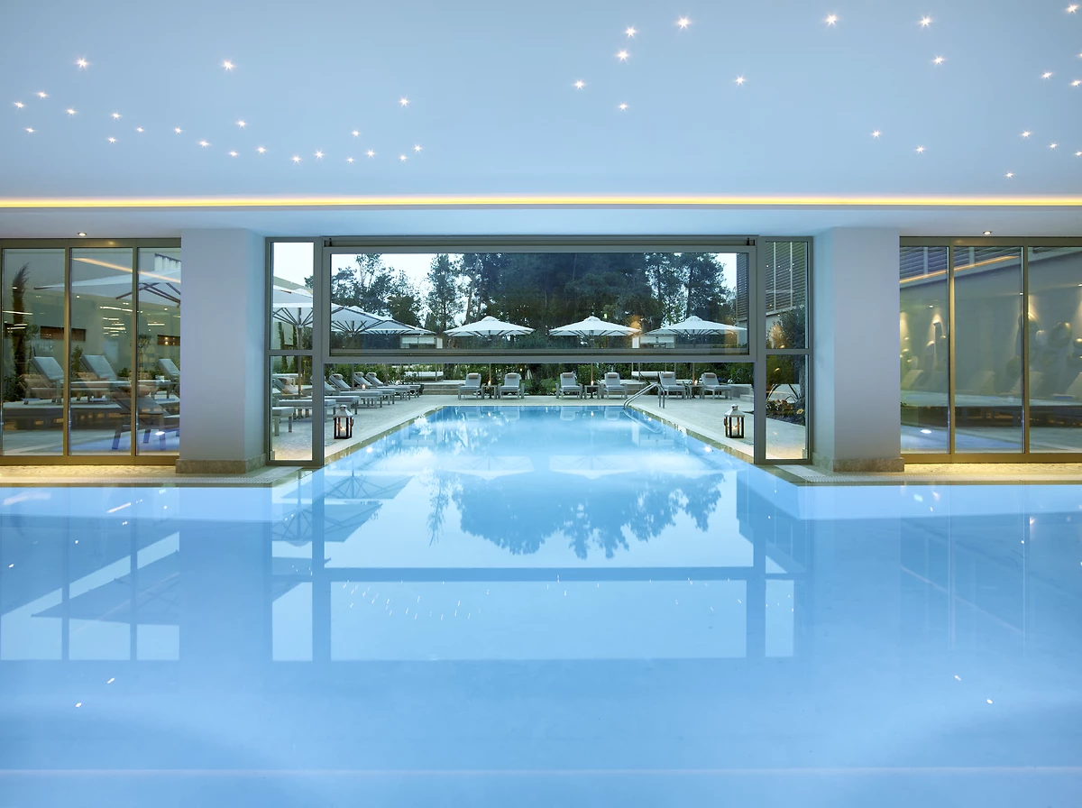 Piscine intérieure, spa de l'hôtel, hôtel Ikos Dassia