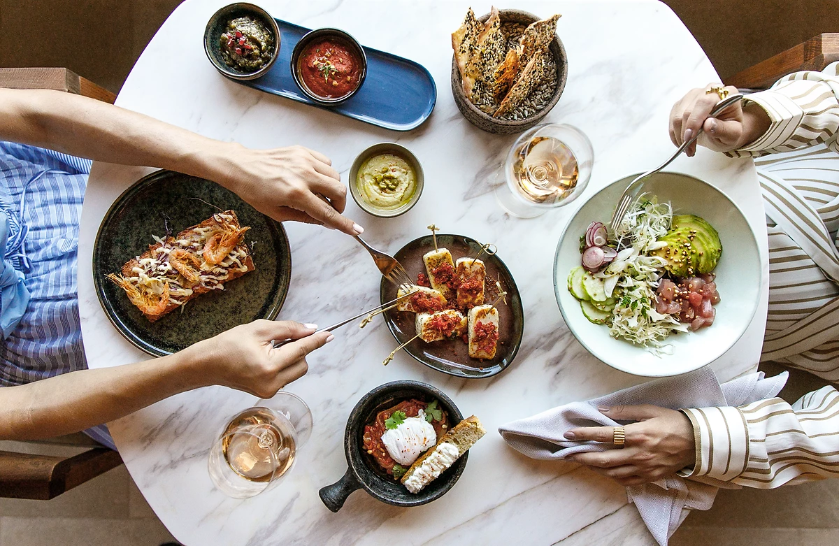 Repas servis au restaurant l'Océan, hôtel Daios Cove