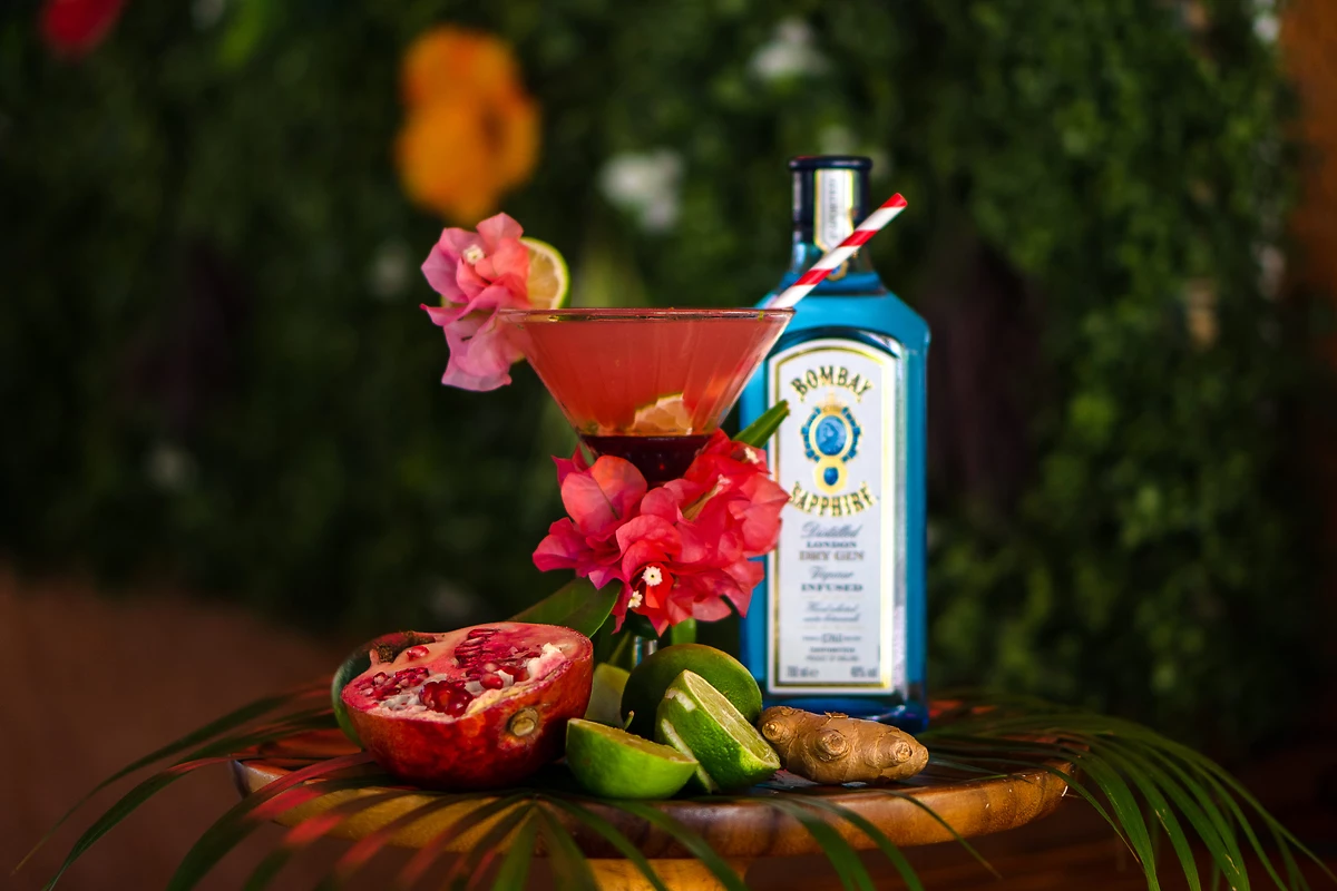 Cocktail servis au Jungle Bar, Kawan Bay