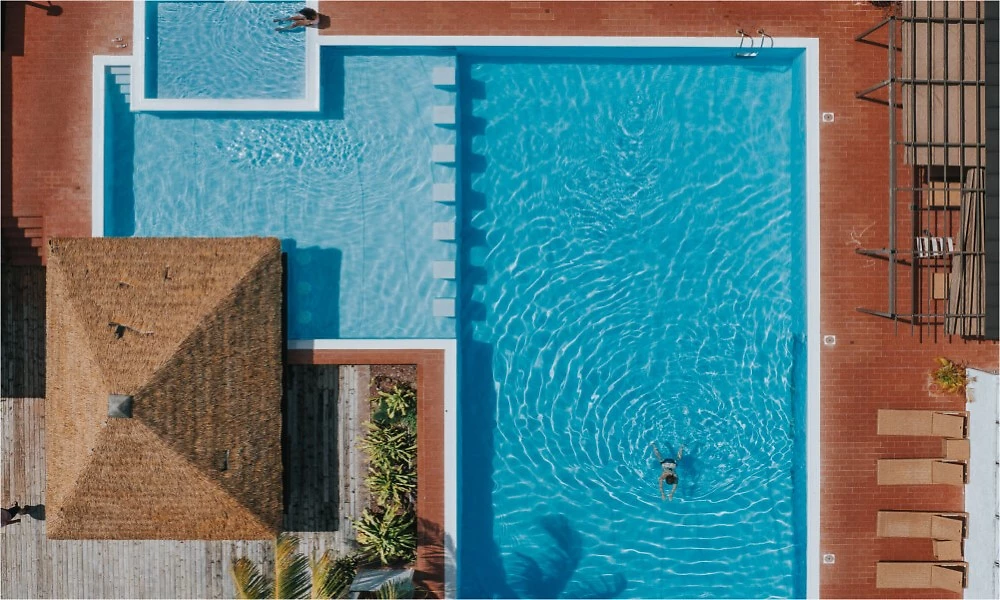 Vue aérienne de la piscine de l'hôtel, La Digue Island Lodge