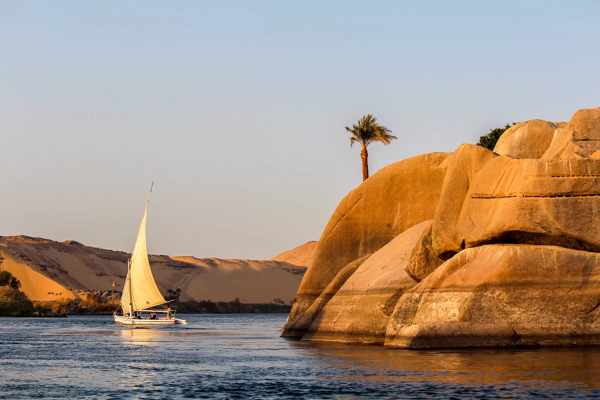 Voilier sur le Nil au coucher du soleil, Égypte