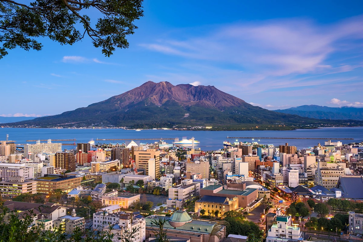 Volcan Sakurajima surplombant la ville de Kagoshima, Japon