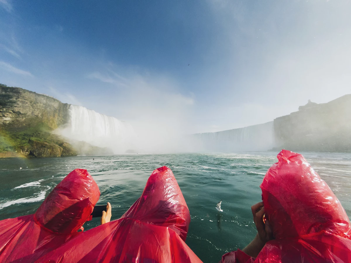 Touristes s'approchant des chutes du Niagara