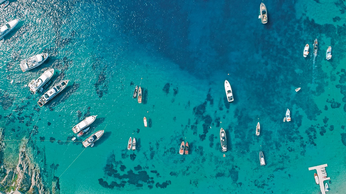Vue aérienne sur des yatchs, hôtel Grecotel Mykonos Blu