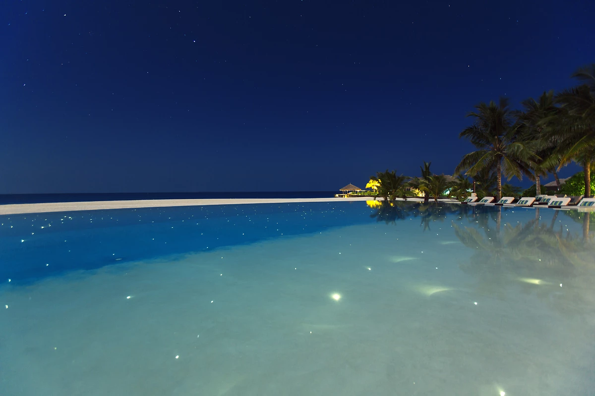 Piscine de l'hôtel de nuit, Velassaru Maldives