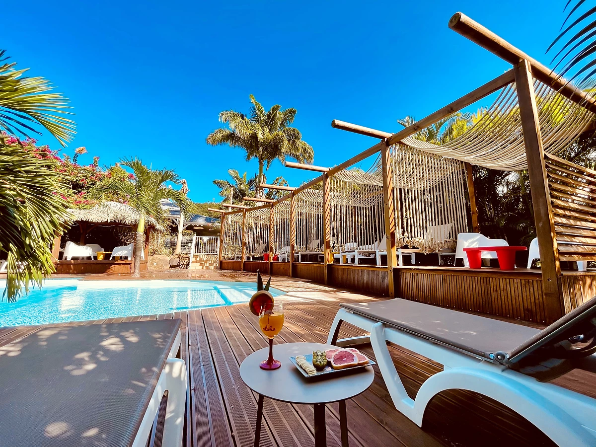 Cocktail au bord de la piscine de l'hôtel, Tropicana Suites