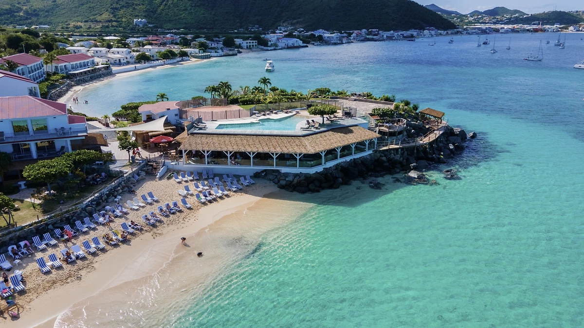 Vue aérienne de la plage et de la piscine, Grand Case Beach Club, Saint-Martin