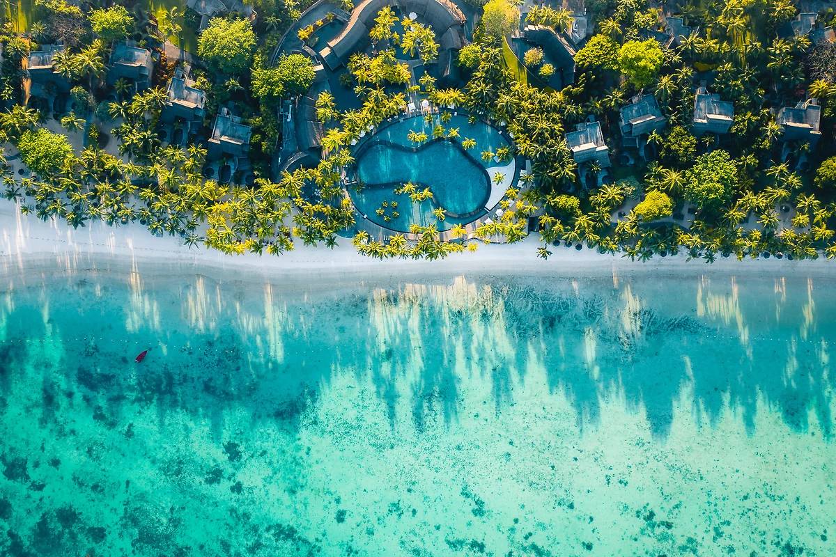 Vue aérienne de la piscine et de la plage, Trou aux Biches Beachcomber Golf Resort & Spa, Île Maurice