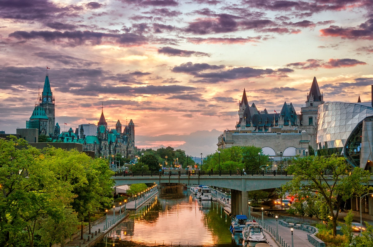 Canal Rideau (UNESCO) avec vue sur le Château Laurier, Ottawa