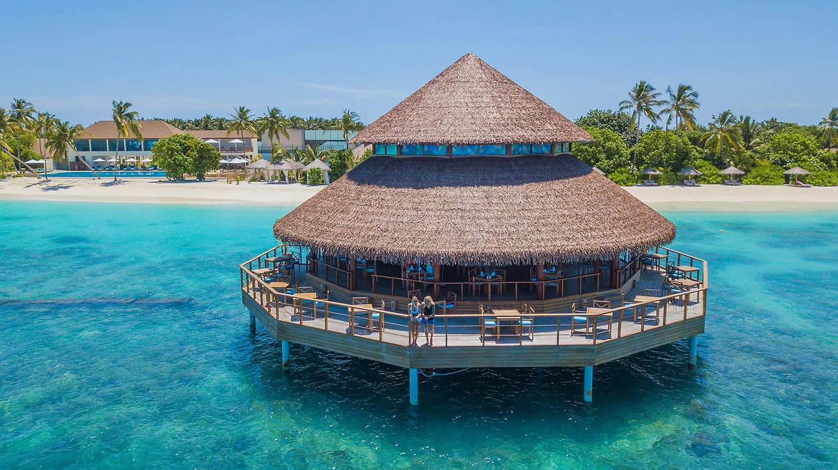Vue extérieure d'un des restaurants de l'hôtel, Reethi Faru Resort