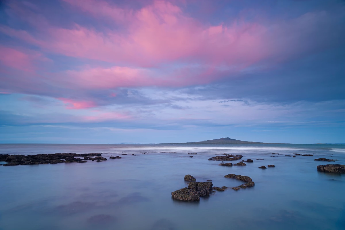 Coucher de soleil rose sur le volcan de Rangitoto, Nouvelle-Zélande