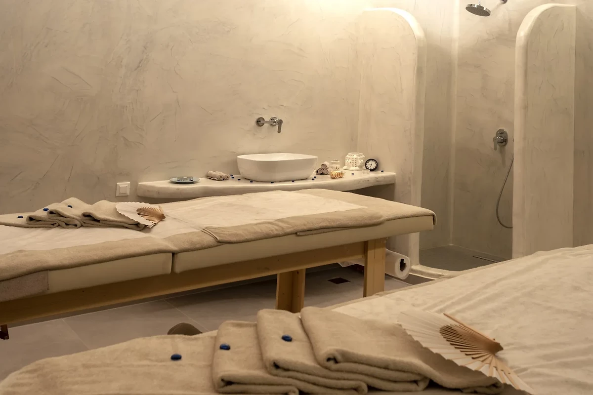 Spa, Acroterra Rosa, Santorin, Grèce