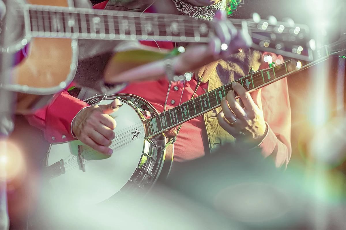 Joueur de banjo dans une formation de musique country