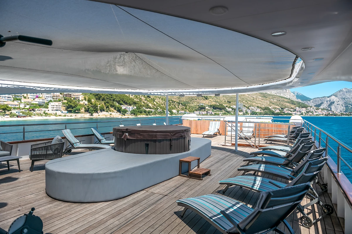 Jacuzzi sur le pont du bateau, M/Y Adriatic Blue