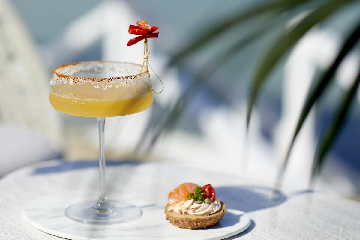 Cocktail servis au restaurant Bousoulas, Sani Beach