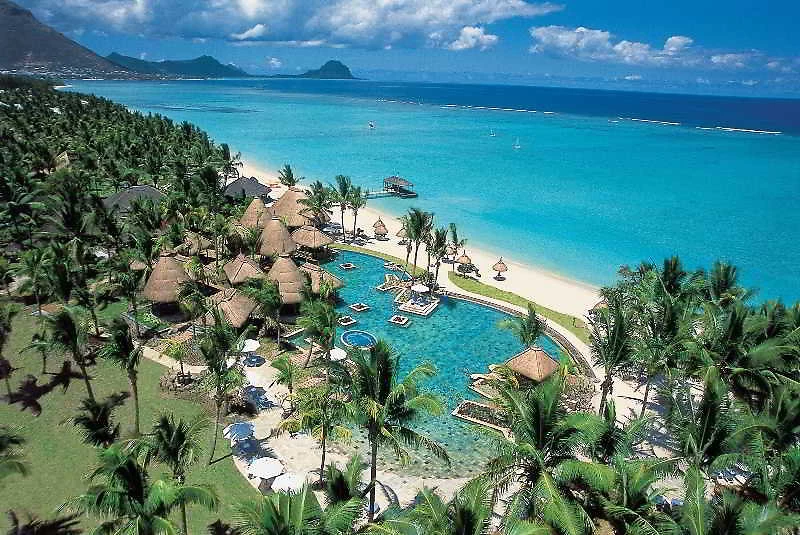 Vue aérienne de la piscine de l'hôtel, La Pirogue