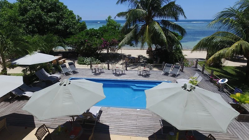Vue sur la piscine et la mer, Crown Beach Hotel, Seychelles