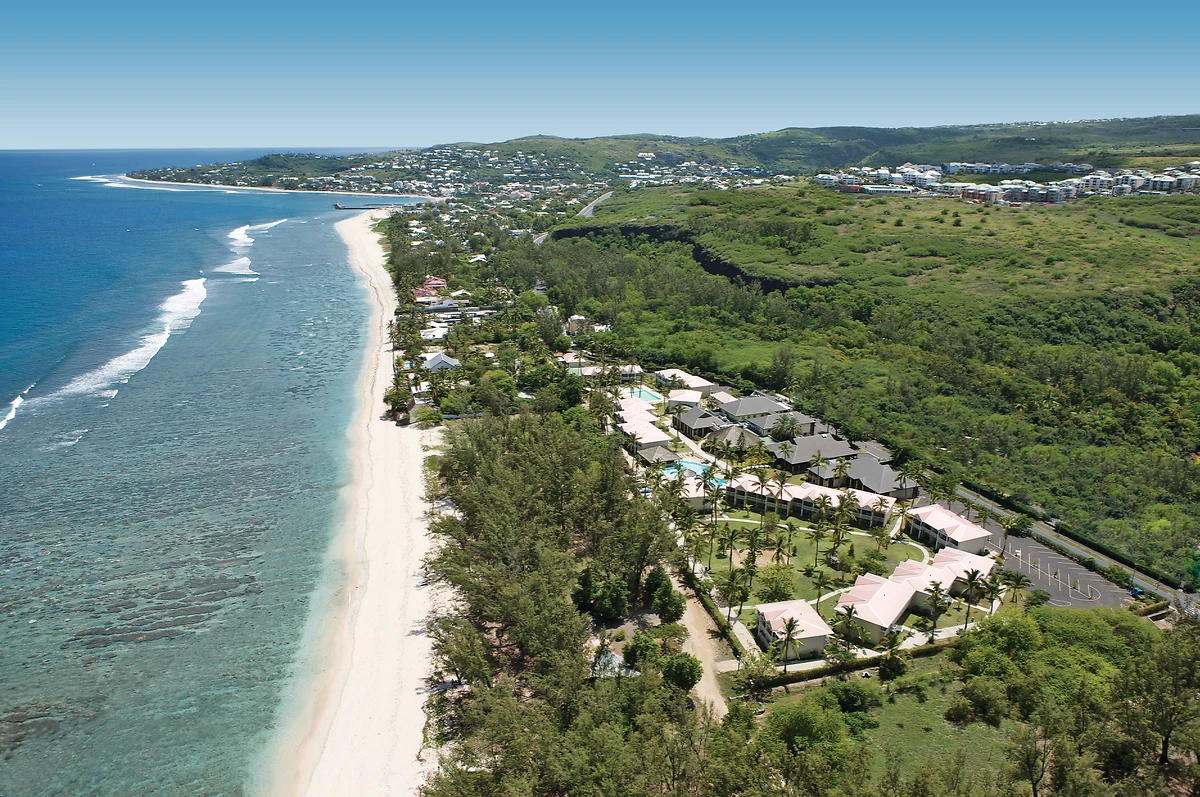Vue aérienne de la plage et de l'hôtel, Hôtel Le Récif, La Réunion