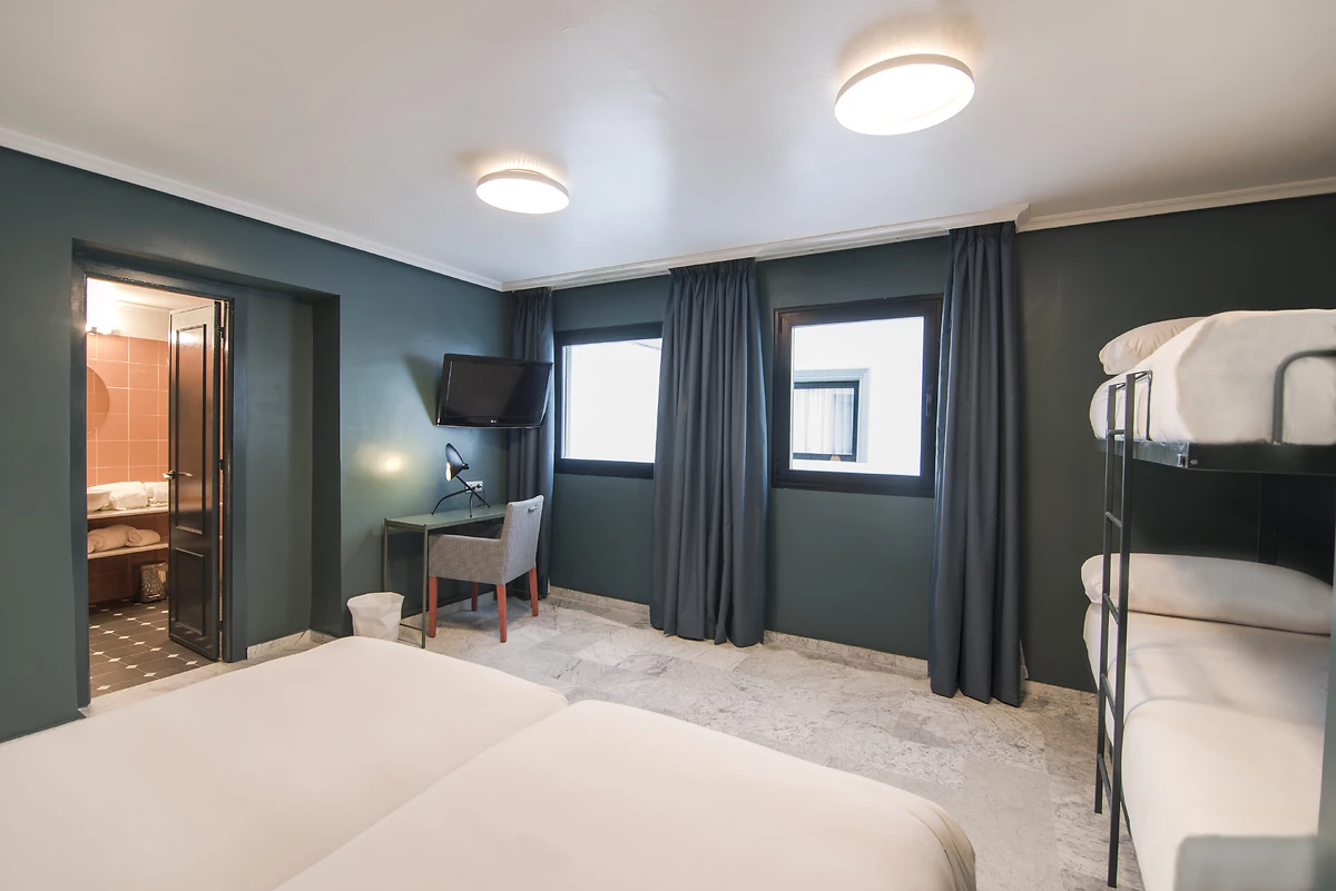 Chambre quadruple, Hôtel Petit Palace Puerta de Triana, Seville, Espagne