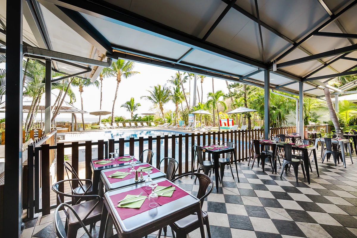 Vue sur la piscine, Restaurant Le combava, Hôtel Les Aigrettes