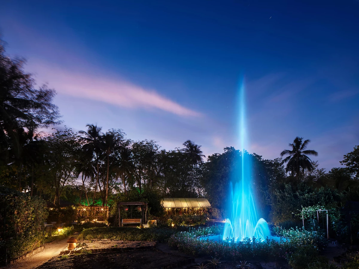 Fontaine et jardin de nuit, Villa Park, Sun Island
