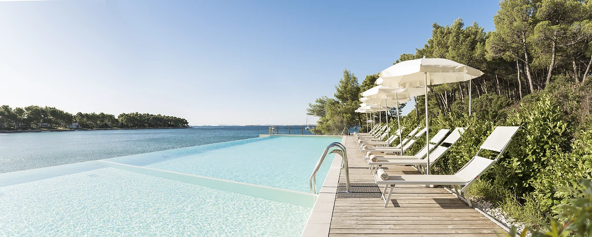 Piscine de l'hôtel, Crvena Luka Resort