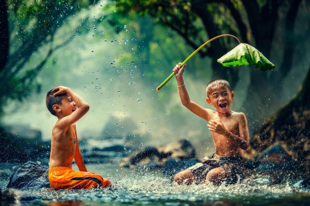Enfants jouant dans une rivière, Cambodge