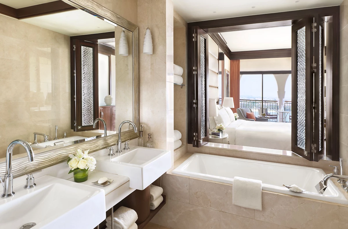 Salle de bain chambre Deluxe, The Ritz Carlton Abu Dhabi, Grand Canal, Abou Dhabi, Emirats Arabes Unis