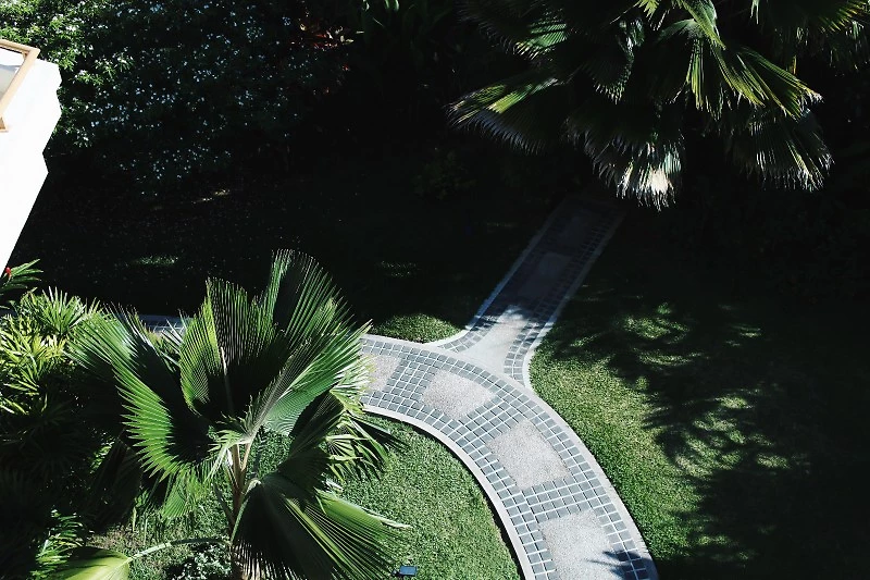 Vue aérienne du jardin avec son petit chemin pavé, Crown Beach Hotel, Seychelles