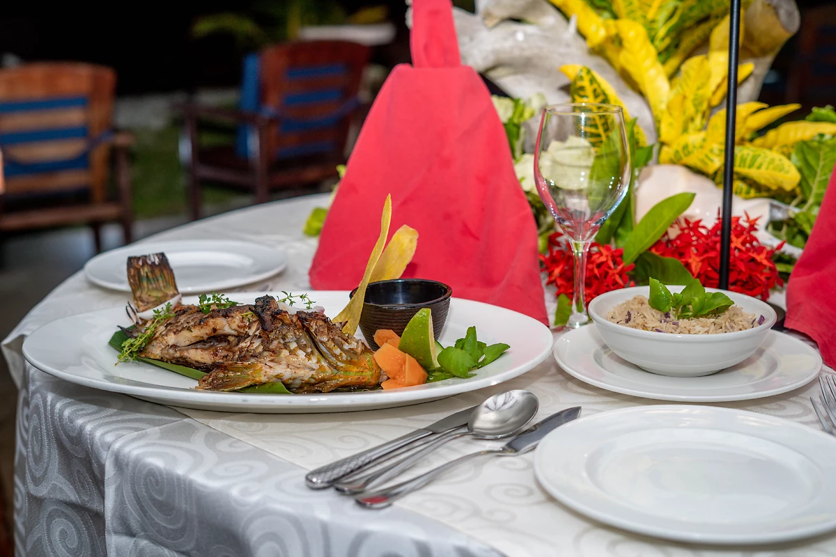 Repas servi au restaurant de l'hôtel, Castello Beach Hotel