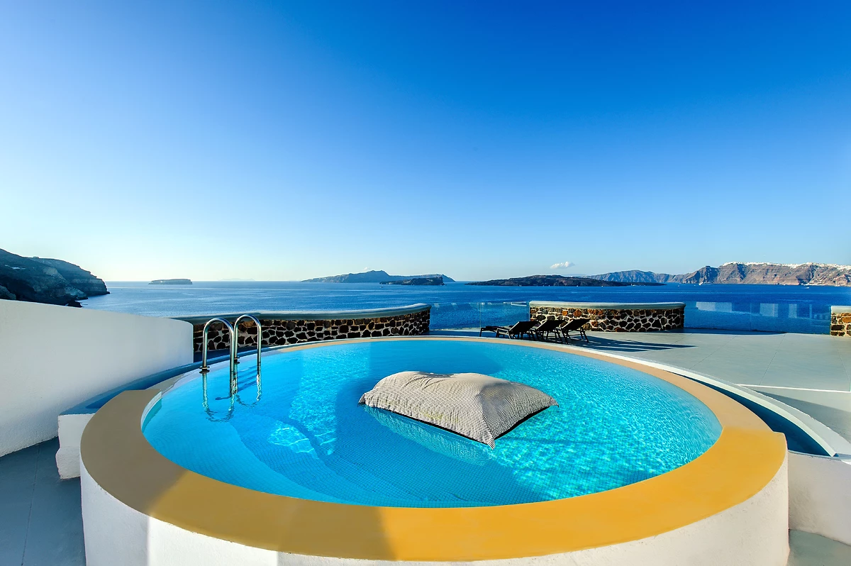 Piscine privée, Ambassador Aegean, Santorin, Grèce.