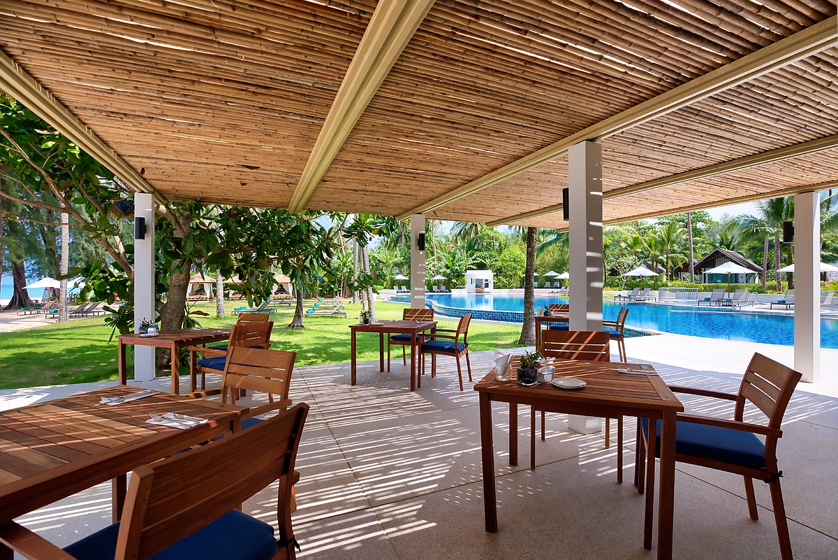 Edgewater restaurant et piscine, Outrigger Khao Lak Resort, Thaïlande