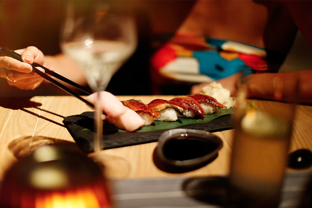 Plateau de sushis servis dans l'un des restaurants de l'hôtel, Alila Kothaifaru Maldives