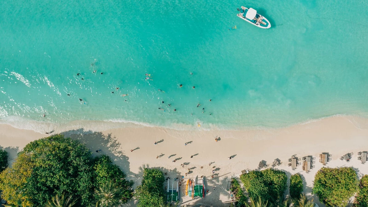 Vue aérienne de la plage de l'hôtel, Soneva Secret
