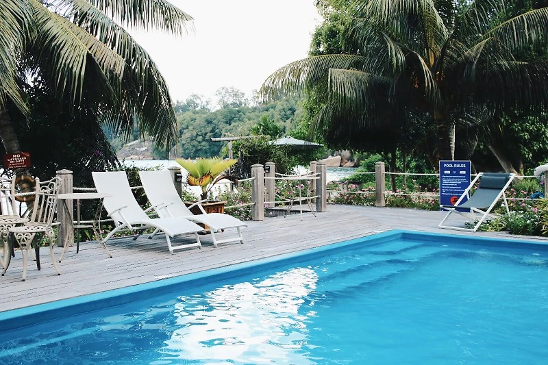 Piscine et chaises longues, Beach Crown Hotel, Seychelles